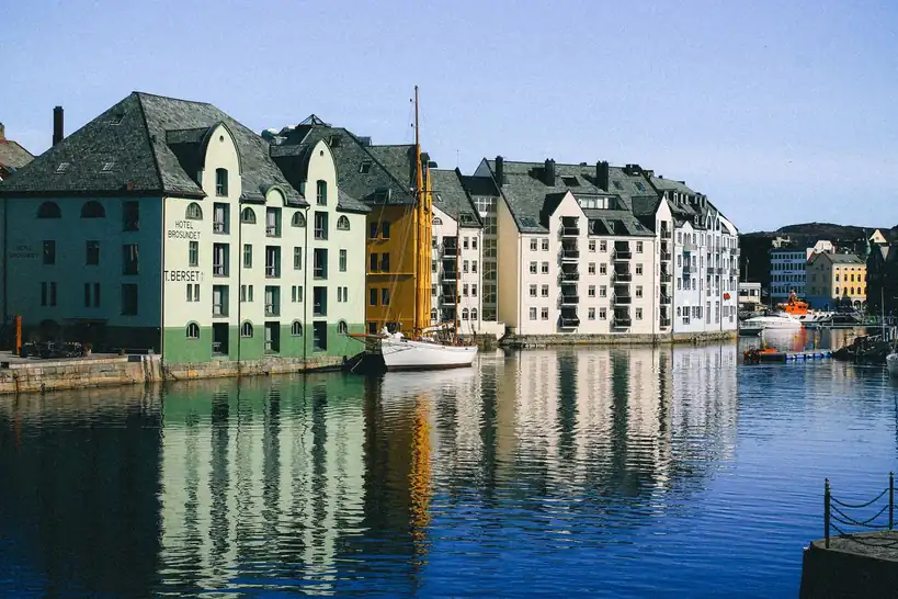 Moderne skandinavisk arkitektur ved vannkanten