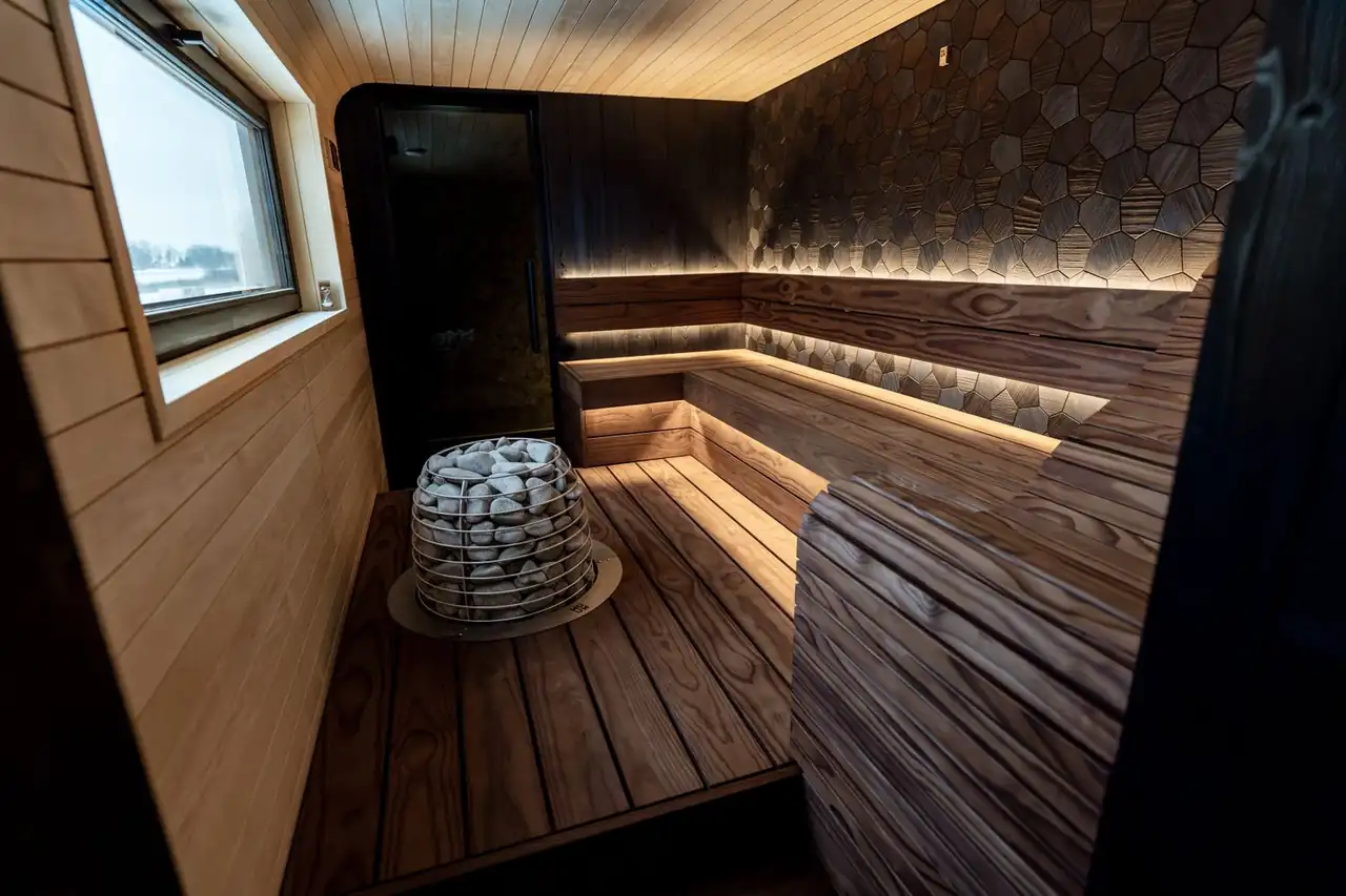 Moderne sauna med nordisk estetikk