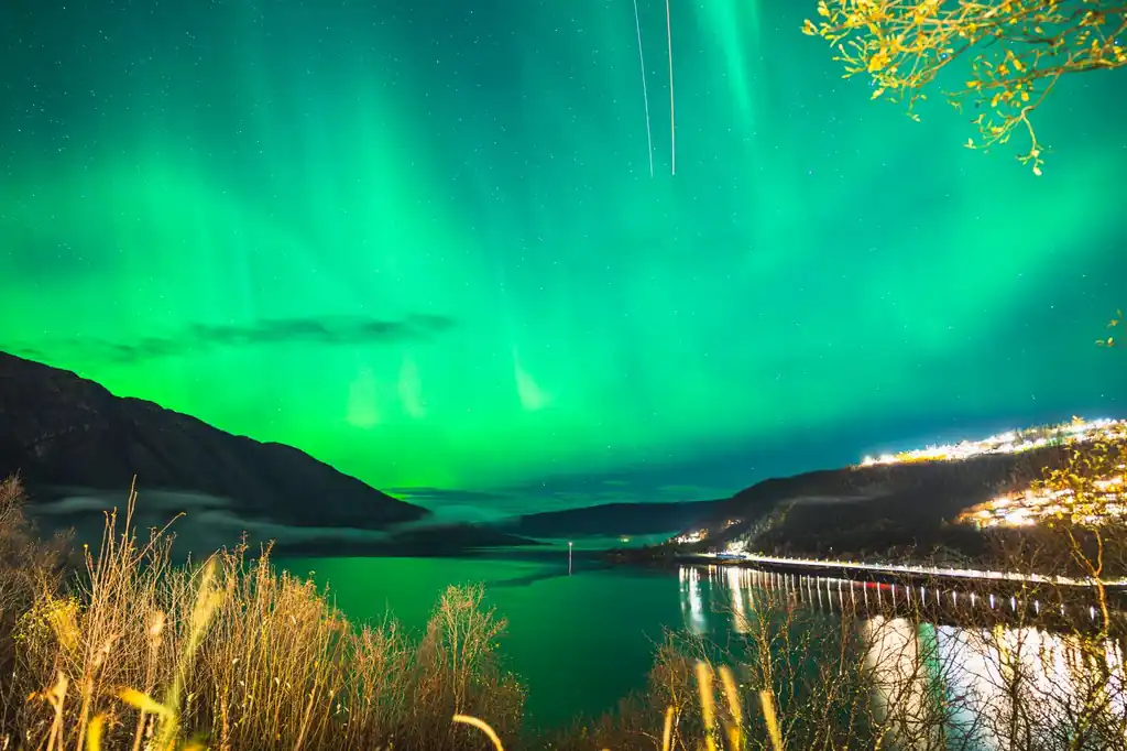 Nordlys over hotellet
