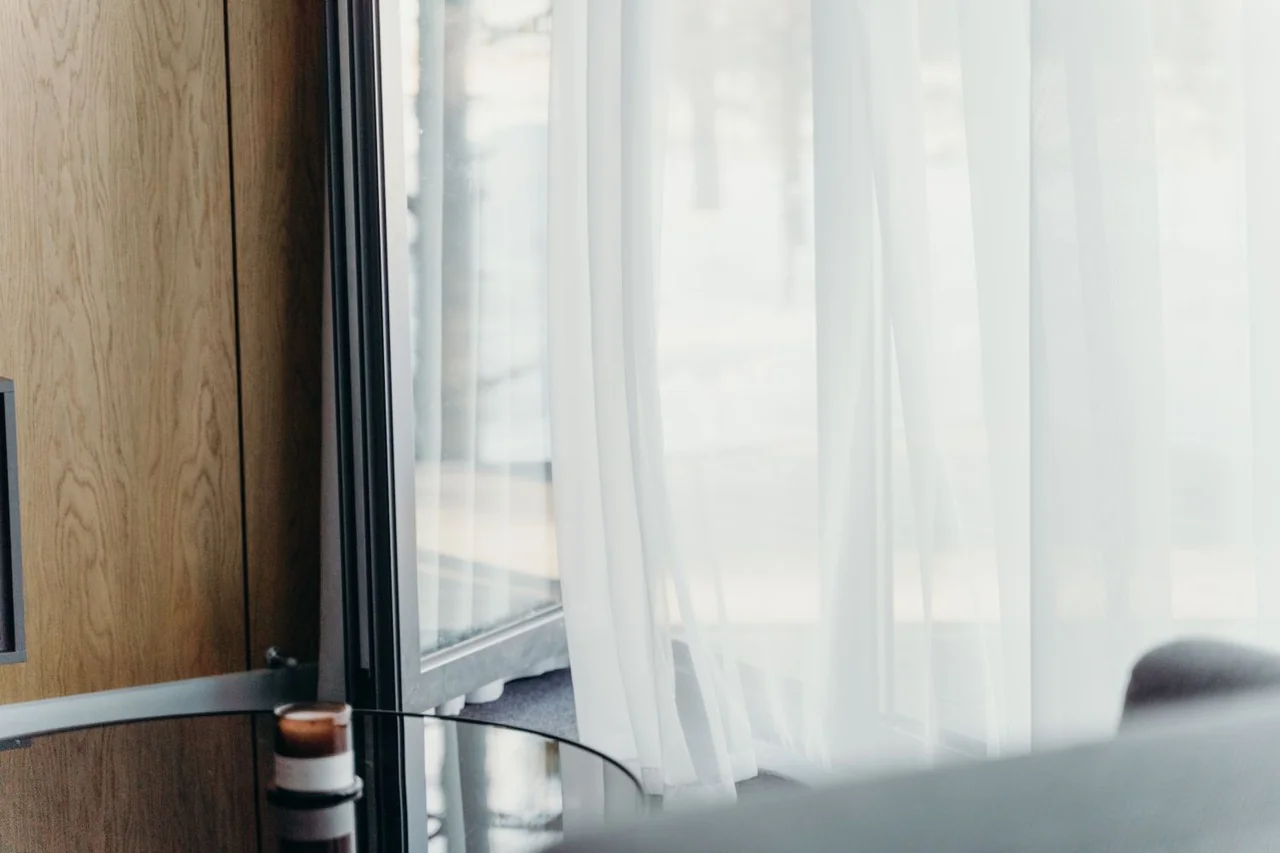Luksuriøst hotellrom med mykt lys